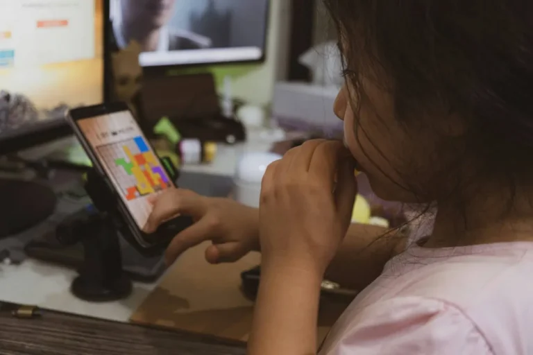 Przerwy od tabletu i telefonu – dlaczego są tak ważne dla najmłodszych