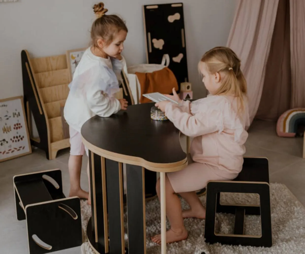 zabawa dzieci z bujakiem Montessori woodforkids.pl 